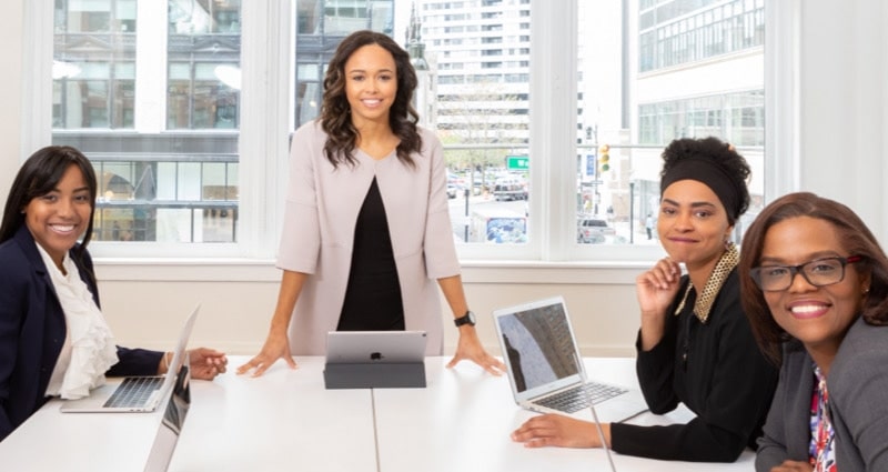 Beitrag: Frauen in Führungspositionen: Unternehmen handeln zögerlich und kommunizieren zu wenig